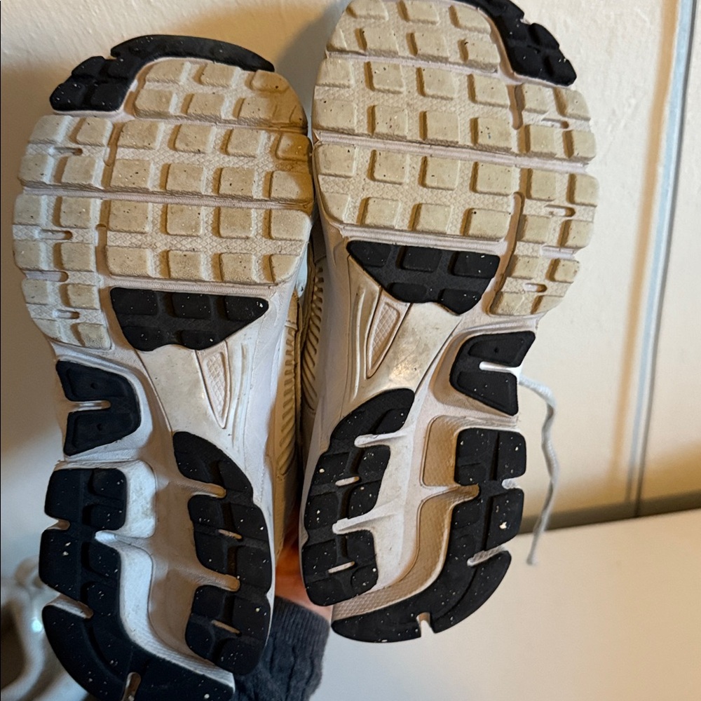 Nike Bundle (3 Pairs) – Size 1Y + 1.5Y | V2K Run | Vomero 5 - Picture 15 of 15